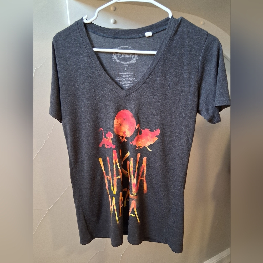 Disney Women's Hakuna Matata The Lion King V-neck Tee Size L